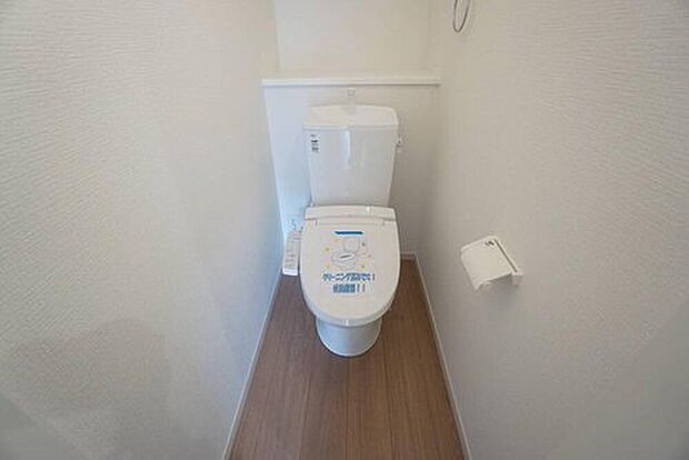 【トイレ】2号棟。温水洗浄機付トイレです。節水機能もあるので、安心して使えますね。もちろん、1階2階の2ヶ所にトイレがあるので、忙しい朝にもゆとりができますね。