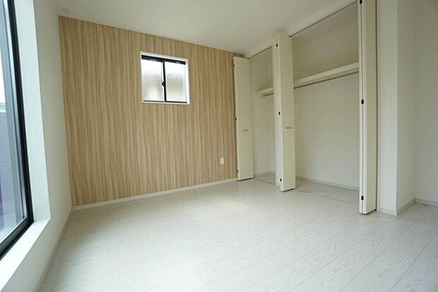 【洋室】主寝室としてお使いいただけそうなこちらのお部屋は、日当たりが良く、爽やかな風を感じて起きる朝は、快適生活の始まりに。