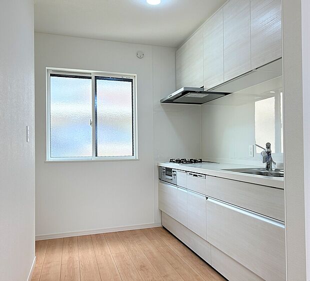 【２階キッチン】白を基調としたスッキリしたキッチンです。明るいキッチンで楽しくお料理ができますね♪