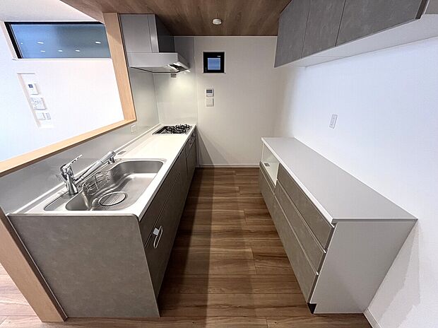 【キッチン】
リビングで遊ぶお子様を見守りながら料理ができる、会話の弾む対面キッチン。同メーカーのカップボードを採用し、デザインに統一感のある豊富な収納で、毎日の家事もスムーズに。