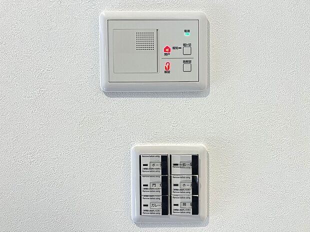 【玄関】
玄関扉には電子錠を採用。手が塞がっている際や、2階リビングからも施錠解錠が可能なので利便性抜群です。