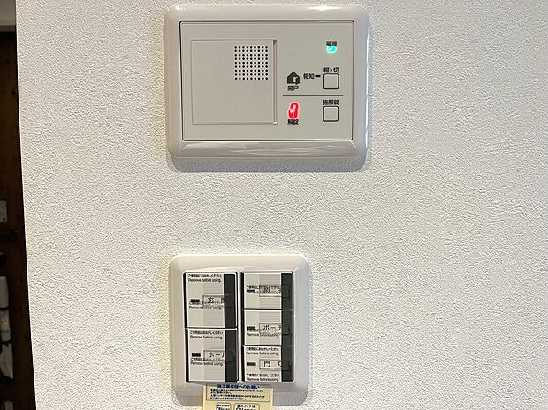 【玄関】玄関扉には電子キーを採用 ☆ リビングからも施錠解錠が可能です