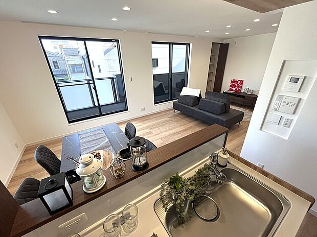 【LDK】対面キッチンだからリビングダイニングを見渡せます ☆ 家族の会話も弾みます