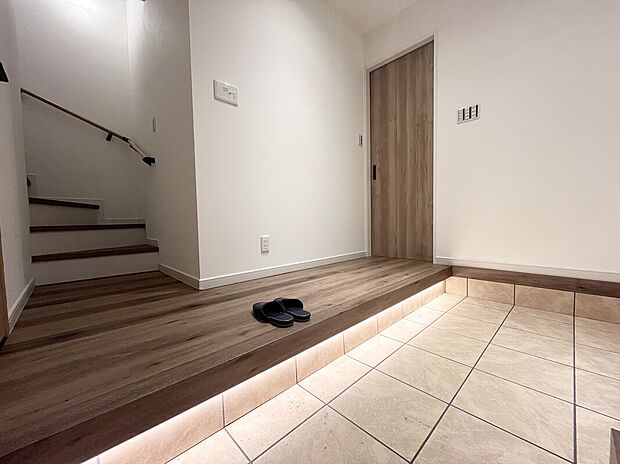 【玄関】【シューズクローゼット】
可動式で、靴だけでなくベビーカーやアウトドア用品などもすっきり収納可能。いつも綺麗を保てる理想の玄関です。