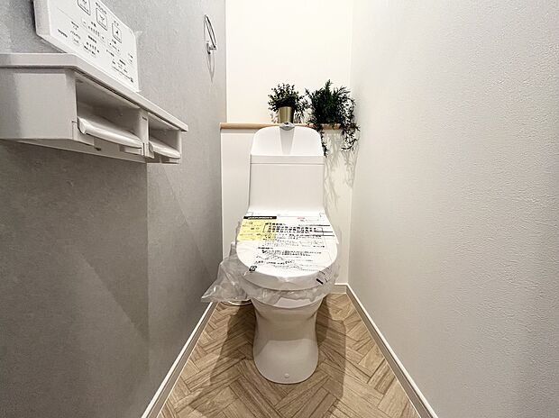【トイレ】【トイレ】
1階と2階にトイレを設計。どちらも同グレード商品で、スッキリとしたデザインで統一されています。