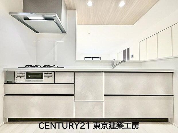◇調理がはかどるシステムキッチン♪収納豊富で、シンクも作業スペースも広いのでスムーズに料理ができますね。3口コンロ、グリル付き。