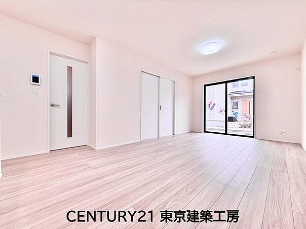 ◇大きな窓のあるリビングは、陽光あふれる明るい空間です。居心地良く、ご家族皆がゆったり寛げる憩いの空間となりそうです。