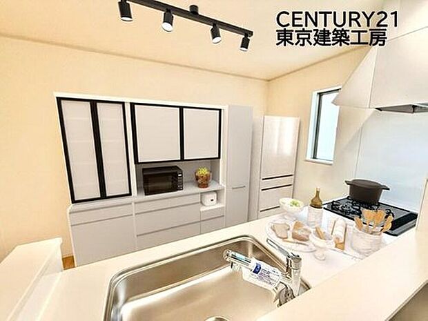 【同仕様:家具はCGにてレイアウト】
キッチンは収納数もさる事ながら、リビングで寛ぐ家族や小さなお子様を見守りながら料理が出来る「対面式の温もり設計」。