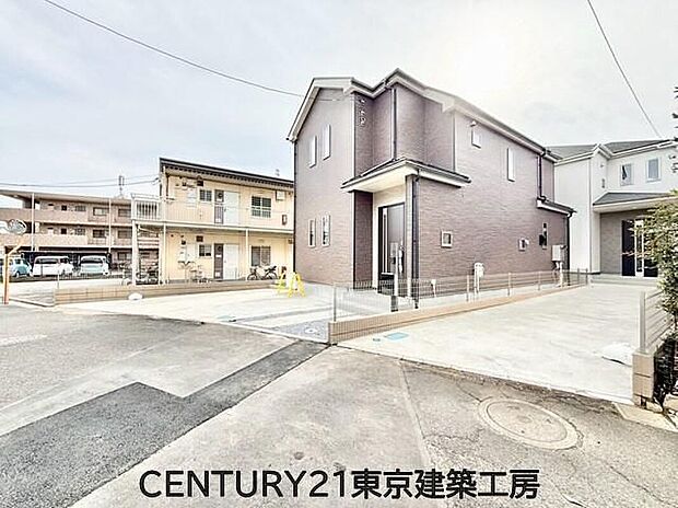 駐車スペース2台分を確保したゆとりある敷地。長期優良住宅認定通知書取得済みで、収納豊富な4LDKプランを採用したご家族にも嬉しい住まいです