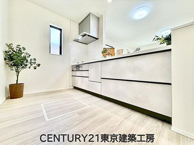 ◇調理がはかどるシステムキッチン♪収納豊富で、シンクも作業スペースも広いのでスムーズに料理ができますね。３口コンロ、グリル付き。