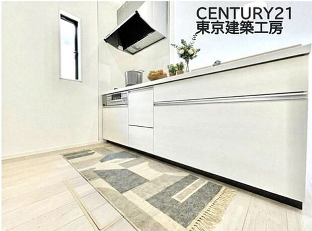 【同仕様:家具はCGにてレイアウト】
◇対面式を採用したキッチンですので、リビングで寛ぐご家族をいつも感じられます。会話を楽しみながら家事ができます。