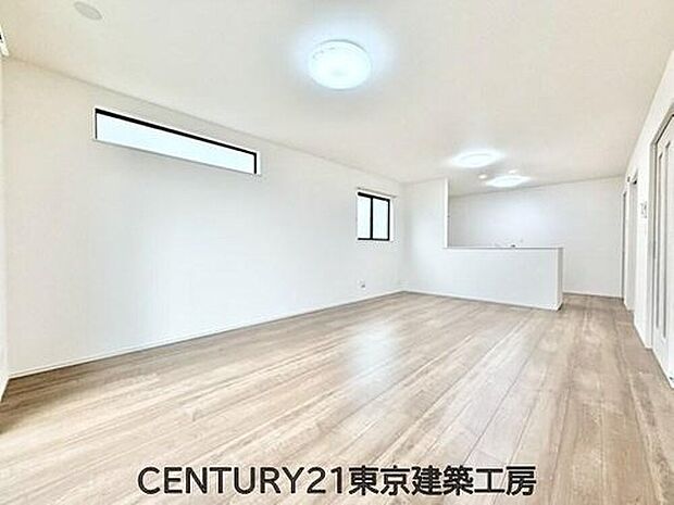 ◇広々とした開放感あふれるリビングです。ゆったり寛げる充分な広さがございますので、ご家族でインテリアのレイアウトを考えるのも楽しみになりそうです。

