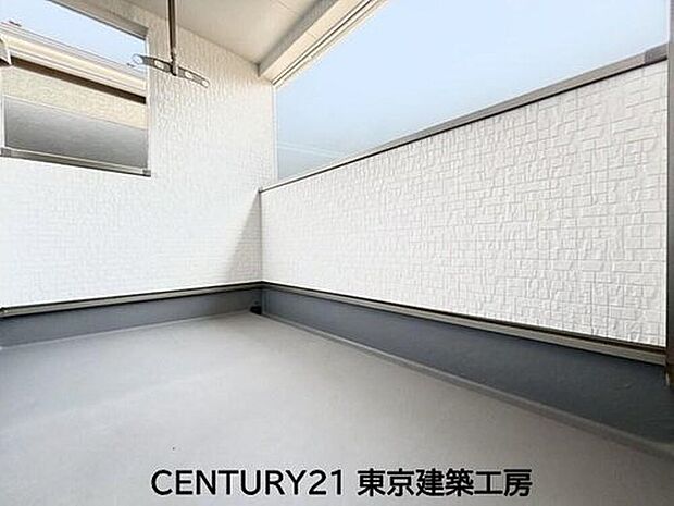 風をしっかりと感じられるバルコニーでは、毎日が洗濯日和です。広々としているので洗濯も楽しくなるでしょうし、気分転換にバルコニーからの眺めを楽しむのもいいでしょう。