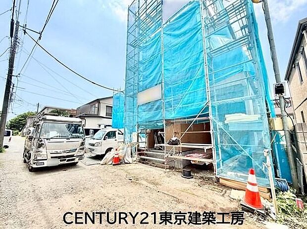 前面道路はゆとりのある5m幅。車の出し入れや、すれ違いがスムーズに行えます。日当たりと開放感に恵まれた快適な住環境です。