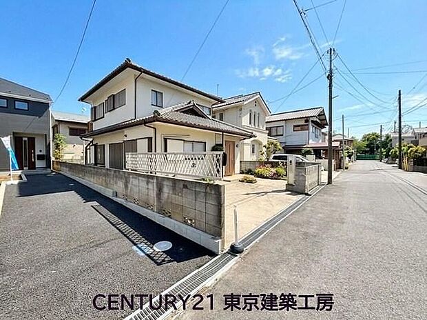 広い前面道路で駐車もスムーズです。