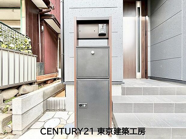 【宅配BOX】お留守の時も便利な宅配ボックスが標準装備♪インターホンはしっかり相手を確認できるモニター付きインターホンです。