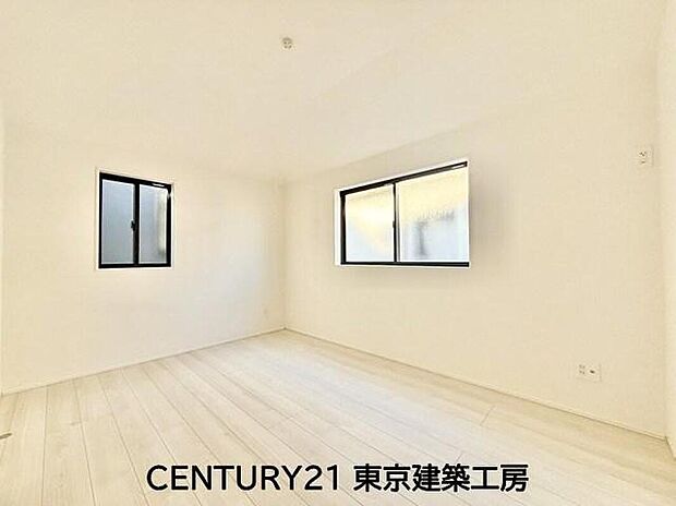 【リビング以外の居室】◇2面採光を確保した明るい室内は、風通しも良く、大変居心地の良い空間となっております。爽やかな風を感じて起きる朝は、快適生活の始まりに!