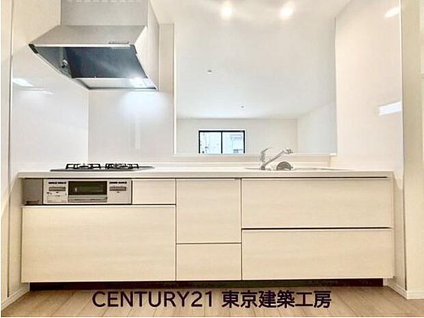 【キッチン】◇調理がはかどるシステムキッチン♪収納豊富で、シンクも作業スペースも広いのでスムーズに料理ができますね。3口コンロ、グリル付き。