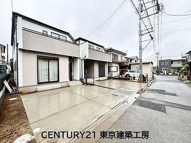 【前面道路含む現地写真】南東道路に面した陽当たり良好な住まい。前面道路約4ｍで、お車の出し入れもしやすい開放感のある立地です♪