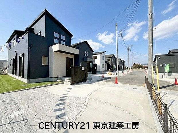 【 現地外観写真】開放的な6M新設道路に面し、駐車スペース2台分を完備した運転も安心のゆとりある住まい。