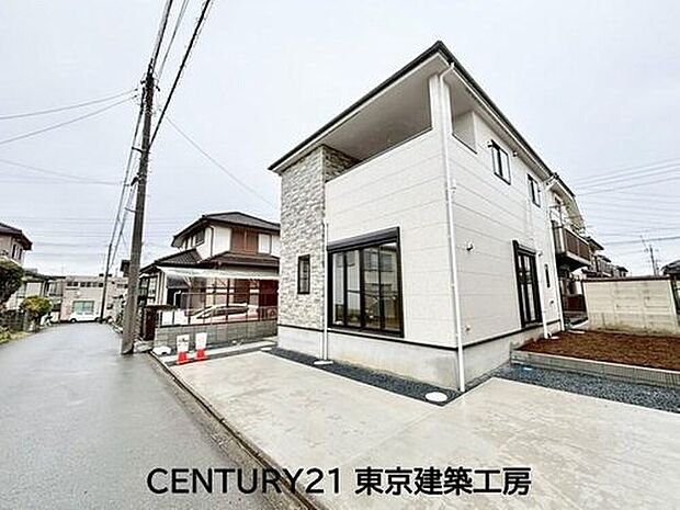 【前面道路含む現地写真】広い前面道路で駐車もスムーズ、送り迎えも安心。ゆとりある道路環境が、忙しい毎日をサポートし、家族の暮らしを快適にします。