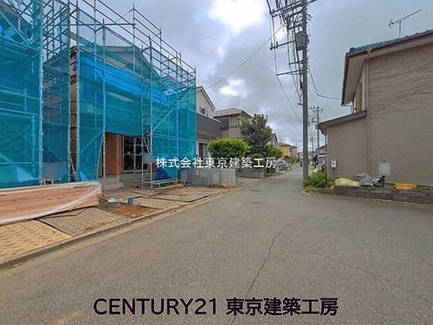 【前面道路含む現地写真】前面道路が広く開放的。小さなお子様と歩くときも安心感のあるゆとりがあります。
