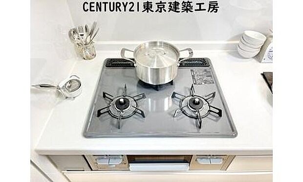 【キッチン】三口コンロは忙しい主婦の味方。グリル付きでお料理がはかどります。