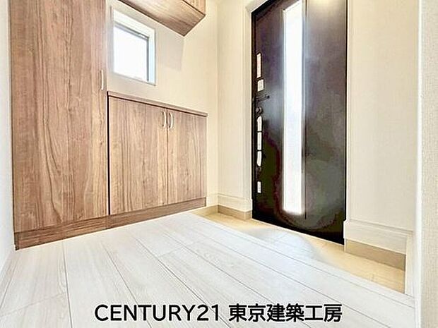 【玄関】住まいの顔とも言われているのが玄関です。清潔感のある玄関は、それだけで住まい全体の印象を大幅にアップさせてくれます。気持ちよく利用することができるでしょう。