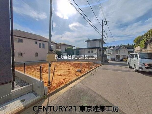 【前面道路含む現地写真】南東道路に面した陽当たり良好な住まい。前面道路約6mで、お車の出し入れもしやすい開放感のある立地です♪