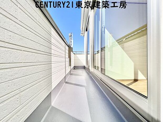 【【同施工会社の施工イメージになります】】【同仕様】頬をなでる優しい風を感じることが出来るバルコニー。つい深呼吸をしたくなる気持ちの良い場所はこのお部屋の自慢です。お洗濯物を干すスペースとしても十分な広さがあります。

