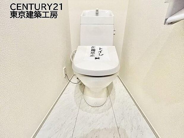 【 同形状・同仕様写真(その他内観)】【同仕様】
トイレを癒しの場と考える人は少なくありません。だからこそ、くつろげる場所であってほしいと思っている人も多いでしょう。機能面でも癒しやくつろぎの空間に相応しいトイレとなっています。