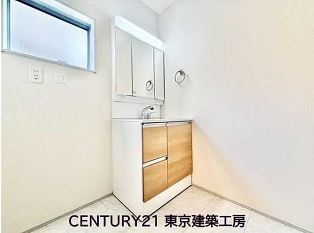 【洗面台・洗面所】◇3面鏡の洗面台は見やすく、更に、鏡裏に収納がありスッキリと収納できます♪脱衣所は小窓があるので、換気もできます。