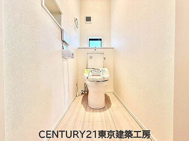 【トイレ】トイレを癒しの空間と考える人は少なくありません。だからこそ、寛げる場所であってほしいと思っている人も多いでしょう。機能面でも癒しや寛ぎの空間に相応しいトイレとなっています。
