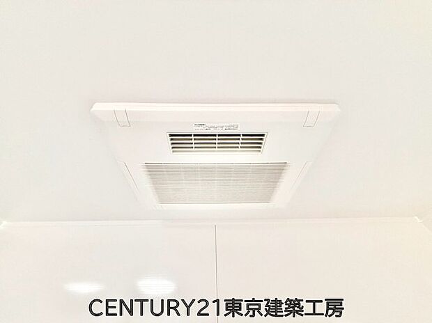 【浴室】浴室は湿気が多く結露が発生しやすい場所。換気・乾燥機能によって、湿気を抑え、カビや結露の発生も少なくなり、掃除の手間を省くこともできるでしょう。
