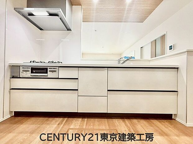 【キッチン】◇調理がはかどるシステムキッチン♪収納豊富で、シンクも作業スペースも広いのでスムーズに料理ができますね。3口コンロ、グリル付き。