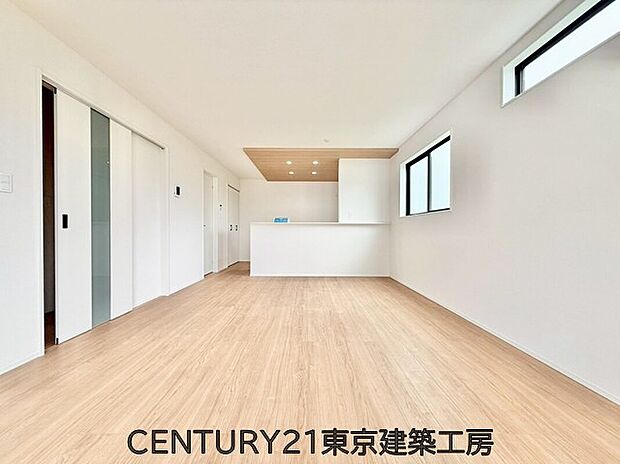 【リビング】◇オープンでのびやかな空間を生み出す、こだわりの「広がり」と「ゆとり」。ご家族の会話がはずむ開放的なLDKです♪