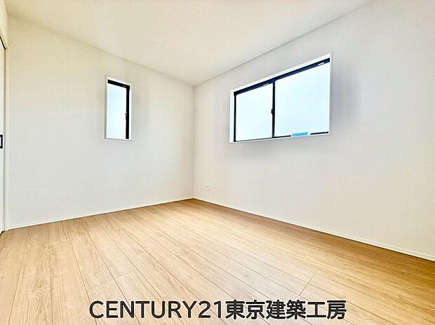 【洋室】◇2面採光を確保した明るい室内は、風通しも良く、大変居心地の良い空間となっております。爽やかな風を感じて起きる朝は、快適生活の始まりに!