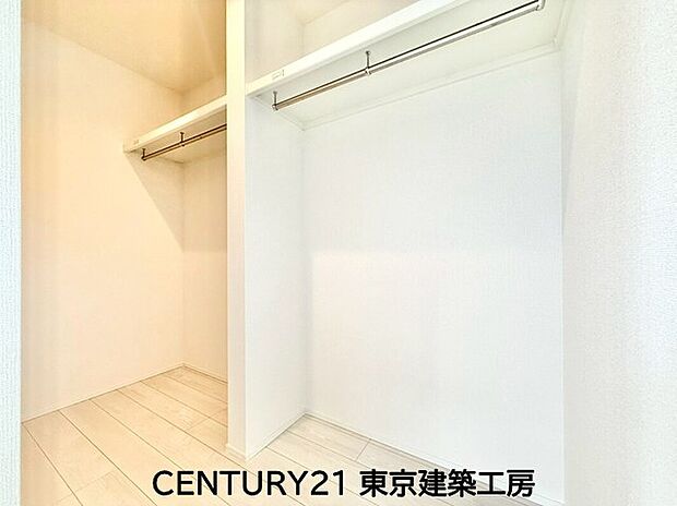 【収納】便利なウォークインクローゼット付きで収納豊富。大切なお洋服も沢山保管できます。
