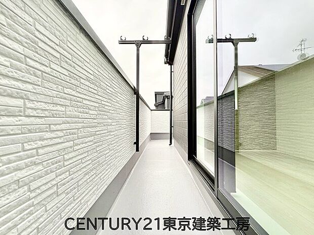 【バルコニー】頬をなでる優しい風を感じることが出来るバルコニー。つい深呼吸をしたくなる気持ちの良い場所はこのお部屋の自慢です。お洗濯物を干すスペースとしても十分な広さがあります。