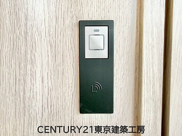 【スマートキー】玄関ドアは防犯力高めのスマートキー機能搭載!手がふさがっている時なども便利です。