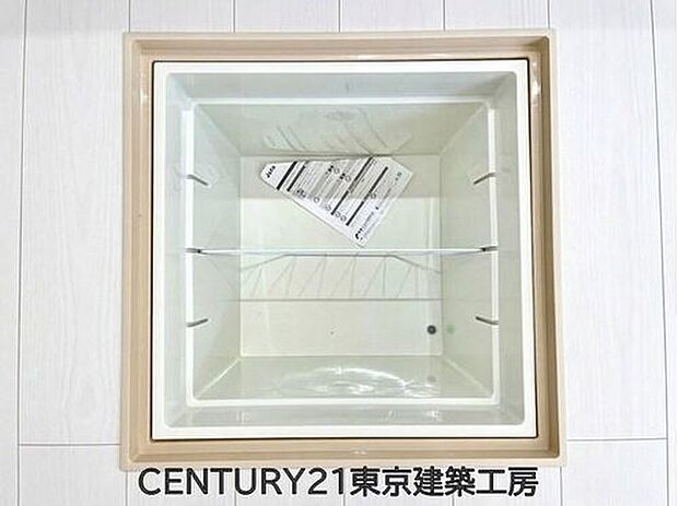 【床下収納】【同仕様】
床下収納は場所を取らずに収納スペースを確保できる嬉しいアイテムです♪
また、点検口としての役割も果たしております♪