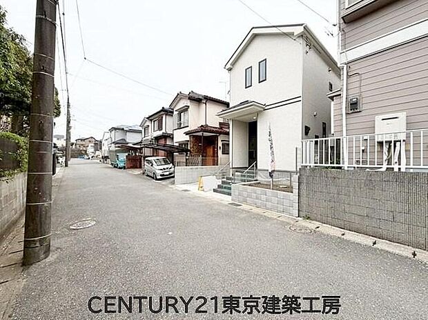 【前面道路含む現地写真】前面道路にゆとりがあるため、お車の駐車やすれ違いもスムーズにできますね♪