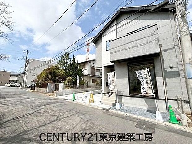 【前面道路含む現地写真】道路幅にゆとりがあるため、向かいの建物との距離も保たれ、陽当たり・通風ともに良好です。