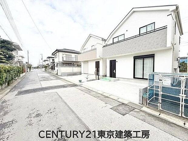 【前面道路含む現地写真】閑静な住宅地に位置し、周辺交通量も少なめ。平坦地のため、自転車や徒歩での移動もしやすい住環境です。