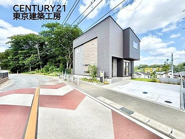 【前面道路含む現地写真】幅員約8mの広々とした前面道路。見通しが良く、駐車も楽々で毎日の出入りが快適です。開放的で日当たりも良好、ご家族みんなが暮らしやすい住まいです。
