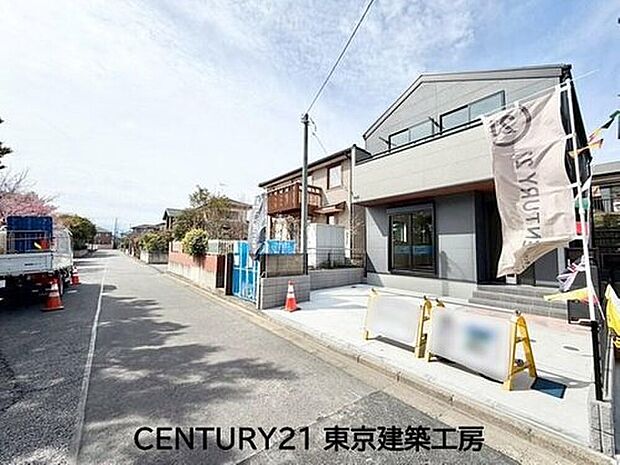 【前面道路含む現地写真】並列2台分のカースペースを確保。落ち着いた住宅街に位置し、前面道路も見通しの良い住環境です。