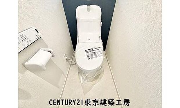 【同形状・同仕様写真(その他内観)】【同仕様】
トイレを癒しの場と考える人は少なくありません。だからこそ、くつろげる場所であってほしいと思っている人も多いでしょう。機能面でも癒しやくつろぎの空間に相応しいトイレとなっています。