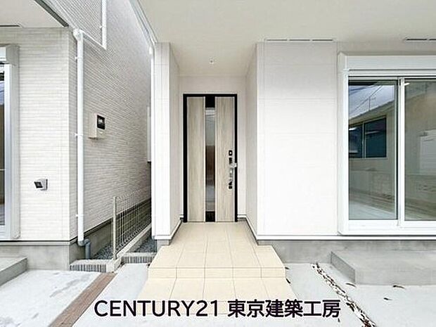【玄関】住まいの顔とも言われているのが玄関です。清潔感のある玄関は、それだけで住まい全体の印象を大幅にアップさせてくれます。気持ちよく利用することができるでしょう。

