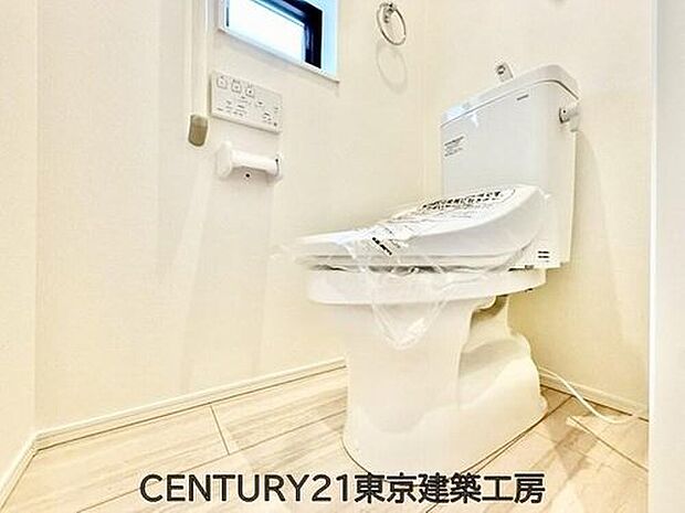 【トイレ】清潔な空間を保ちたいトイレはオフホワイトでまとめました。毎日使う場所だからこそお手入れも楽々にできる機能が搭載されております。汚れが付着しにくい便器はお掃除も楽々です。