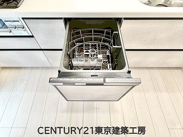 【食器洗浄乾燥機】食洗機が標準装備のシステムキッチン。毎日の洗い物もらくらくで、家事の時短にもつながり忙しいママにも嬉しい優れものです。
